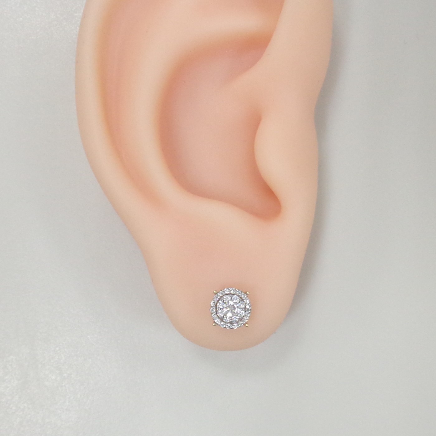 Золотые серьги-пусеты 585 пробы; родий; вставки 2 Бр.Кр-57 0,121 3/6А; 16 Бр.Кр-57 0,074 3/6А; 36 Бр